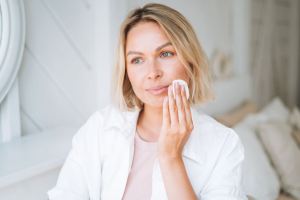 بهترین زمان استفاده از تونر صورت؛ چه زمانی بیشترین تأثیر را دارد؟
