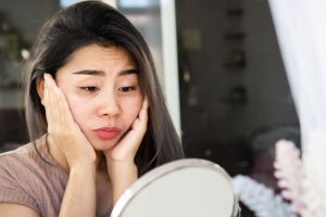 وازلین برای چروک زیر چشم: افسانه درمانی یا واقعیت مرطوب کننده؟