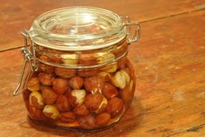 طرز تهیه ترشی فندق شمالی؛ راز خوش عطری برای سفره پاییزی