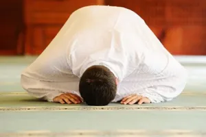 آیا برای سجده واجب قرآن وضو، مهر و حجاب لازم است؟