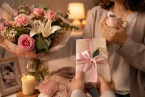 بهترین هدیه برای روز مادر؛ خرید گل یا چیز دیگری؟