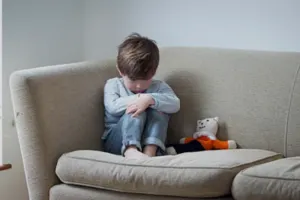 چه زمانی باید کودک را نزد روان‌پزشک ببریم؟ راهنمای والدین نگران