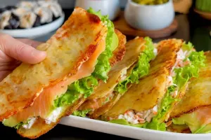 طرز تهیه ساندویچ بدون نون با لایه های سیب زمینی کریسپی و پنیر