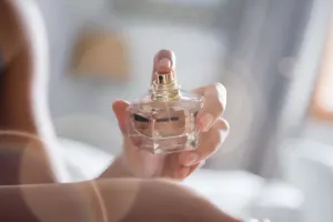 بهترین عطر زنانه؛ معرفی خوشبوترین و پرفروش‌ترین ادکلن‌های زنانه