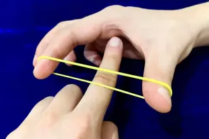 آموزش ترفند رد کردن کش لاستیکی از روی انگشت : یک شعبده بازی ساده و جذاب