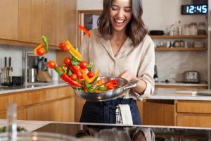 ترفندهای طلایی آشپزی سریع برای خانم های شاغل؛ غذای خانگی در کمترین زمان