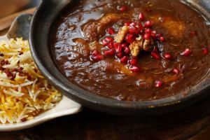 طرز تهیه خورشت فسنجان مجلسی با مرغ؛ رازهای طلایی به روغن افتادن و غلیظ شدن