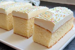 طرز تهیه کیک وانیلی با کرم پنیری؛ عصرانه ای ساده و خوشمزه
