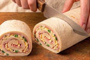 طرز تهیه فینگر فود ۵ دقیقه ای با نان لواش و کالباس