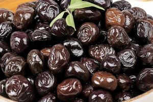 طرز تهیه و شیرین کردن زیتون سیاه در دبه پلاستیکی برای زمستان