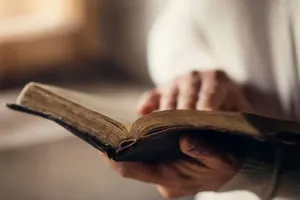نحوه نوشتن دعا ثروت روی کاغذ برای جذب پول و ثروت زیاد