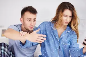 آیا حق چک کردن گوشی موبایل همسرم را دارم؟