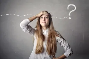 تفاوت فراموشی با آلزایمر چیست؟ ۷ نشانه و روش پیشگیری