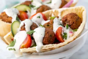 طرز تهیه ساندویچ فلافل سوری با سس مخصوص: راز تردی و طعم بی نظیر