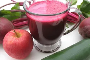 طرز تهیه آب سیب و لبو نوشیدنی قرمز خون ساز که انرژیتان را دو برابر می کند