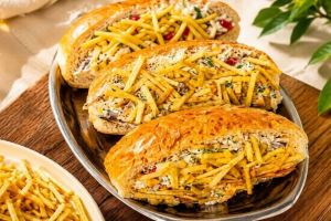 ساندویچ مرغ با یک ترکیب متفاوت و لذیذ با سس مخصوص