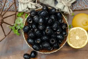 طرز تهیه ترشی زیتون سیاه خانگی؛ چاشنی خوشمزه و سالم