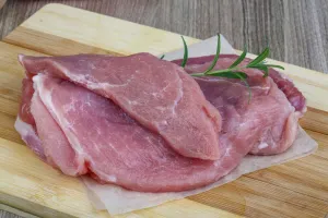 حکم شرعی خوردن گوشت خام و نپخته از نظر آیت الله مکارم شیرازی