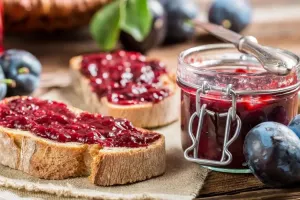 طرز تهیه مربای آلو سیاه بدون هسته همراه با فوت و فن لازم