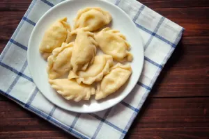 روش تهیه پیراشکی گوشت با خمیر جادویی و مواد میانی آبدار