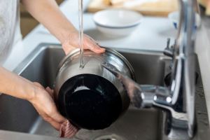 روش جدا کردن پارچه چسبیده به قابلمه با روش های ساده