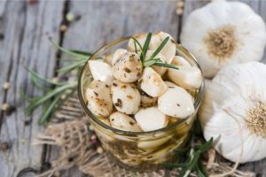بهترین روش برای انداختن سیر ترشی سنتی و فوری