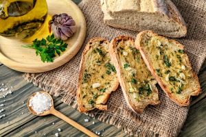 طرز تهیه نان سیر ایتالیایی خانگی با طعمی خاص و حرفه ای