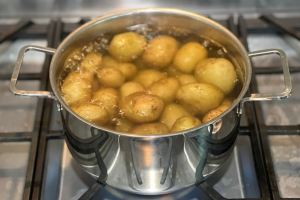 مدت زمان آبپز شدن سیب زمینی؛ چند دقیقه بپزیم؟