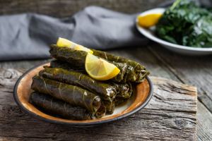 طرز تهیه دلمه برگ مو لرستانی با باقلا و ماست