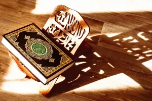 سوره اخلاص : اشاره به یگانگی خدا و بی نیازی او از غیرخودش