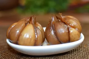 طرز تهیه ۳ مدل سیر ترشی کاراملی در کوتاه ترین زمان