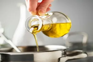 دانلود صدای ریختن روغن از بطری با کیفیت بالا !