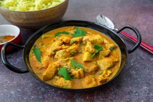 طرز تهیه قورمه مرغ بمبئی؛ راز یک غذای هندی اصیل و خوشمزه در خانه