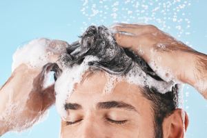 هر چند وقت یک بار موهایمان را بشوییم؟ راهنمای کامل بر اساس نوع مو و پوست سر