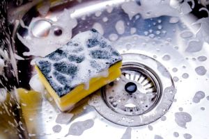 آموزش تمیز کردن سینک استیل + روش های خانگی جرم گیری و برق انداختن
