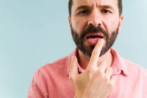 دلایل خشکی لب | ۱۴ علت رایج خشکی لب و روش های درمان آن