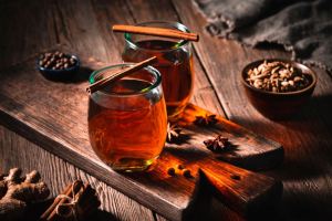 مضرات چای دارچین که از آن بی خبرید | راهنمای ایمنی و میزان مجاز مصرف