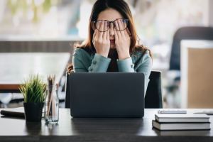 چگونه از فرسودگی شغلی پیشگیری کنیم؟ راهنمای حفظ تعادل، سلامت و بهره وری در کار