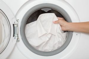 چگونه لباس های سفید را همیشه سفید نگه داریم؟ راهنمای کامل شستشو و نگهداری