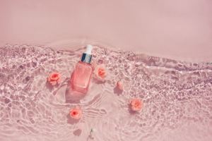 خواص گلاب برای چاقی صورت | ۷ روش کاربردی برای شادابی و پرتر دیده شدن صورت