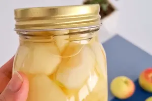 طرز تهیه کمپوت سیب زرد در شیشه مرحله به مرحله