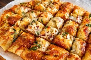طرز تهیه نان سیر پنیری کش دار؛ دستور ساده و خوشمزه