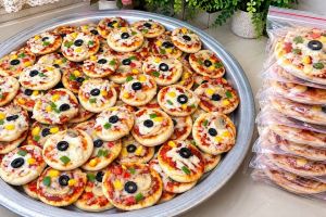 طرز تهیه مینی پیتزا خانگی در فر؛ خوشمزه، پف دار و مناسب فریزر