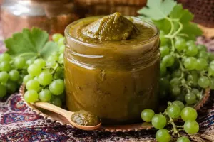 طرز تهیه رب غوره خانگی به روش سنتی؛ فوت وفن های حرفه ای برای تهیه ربی خوش رنگ، غلیظ و ترش مزه