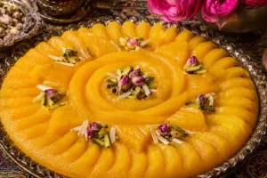 طرز تهیه حلوا زعفرانی با شیر خشک؛ راز خوش عطر و لطیف شدن حلوا مجلسی