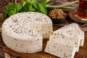 طرز تهیه پنیر زیره سنتی خانگی؛ خوش عطر، مقوی و ماندگار به سبک قدیمی