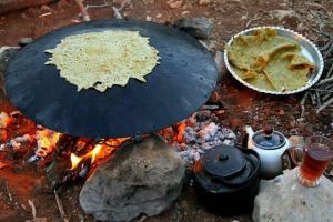 طرز تهیه نان کلانه کردستان بدون فر؛ نان سبزی دار سنتی روی گاز با عطر کره محلی