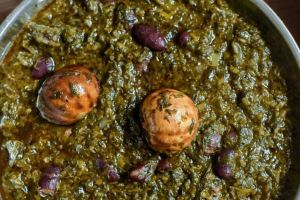 طرز تهیه قلیه تخم مرغ جنوبی؛ غذای محلی خوشمزه و تند با عطر سبزی و تمر هندی