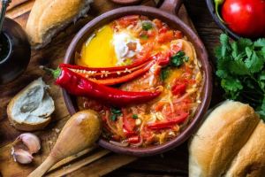 طرز تهیه خورش گوجه فرنگی پامادور گیلانی؛ غذای محلی شمالی با عطر سیر و تخم مرغ