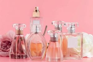 ۱۷ عطر و ادکلن زنانه خوشبو با قیمت مناسب؛ از رایحه های شیرین و دخترانه تا عطرهای شیک و ماندگار